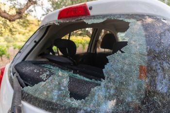 Jäger zerstören Komitee-Fahrzeug auf Zakynthos